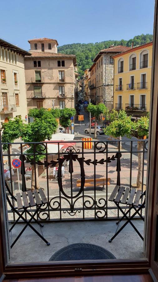 El Mussol De La Vila Camprodon, Balconets Amb Vistes A La Placa Exterior photo